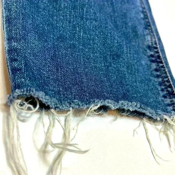 Old Navy Boyfriend Mid Rise Jeans Distressed Size 6 Fringe Cut Off Denim Country - Picture 7 of 7